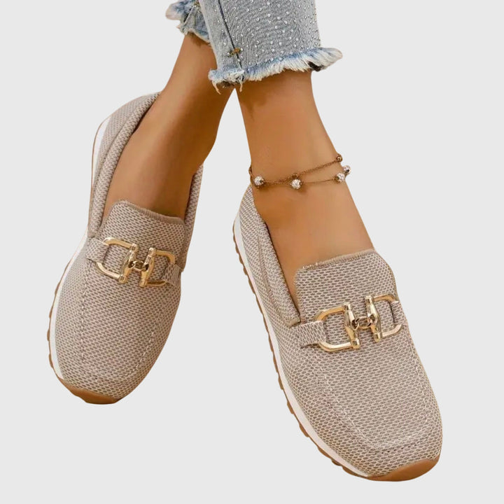 Moderne dames loafers: slip-on, gouden gesp en comfortabele plateauzool. Geschikt als comfort schoenen.