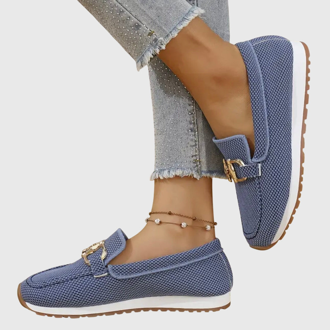 Casual chic dames loafers met gouden gesp en plateauzool, een must-have voor uw collectie.