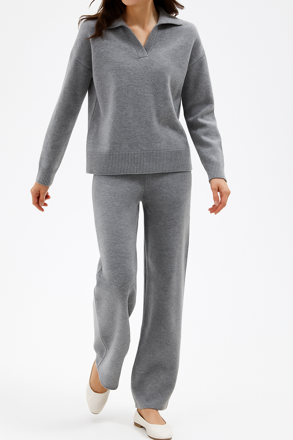 Close-up van de zachte stof van de dames loungewear set. Polo trui en hoge taille broek voor comfort.