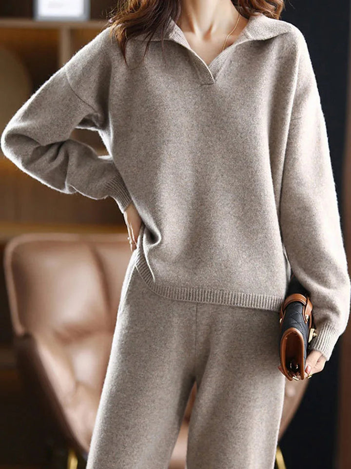 Moderne dames tweedelige set: comfortabele polo trui en hoge taille broek. Perfect als stijlvol huispak.