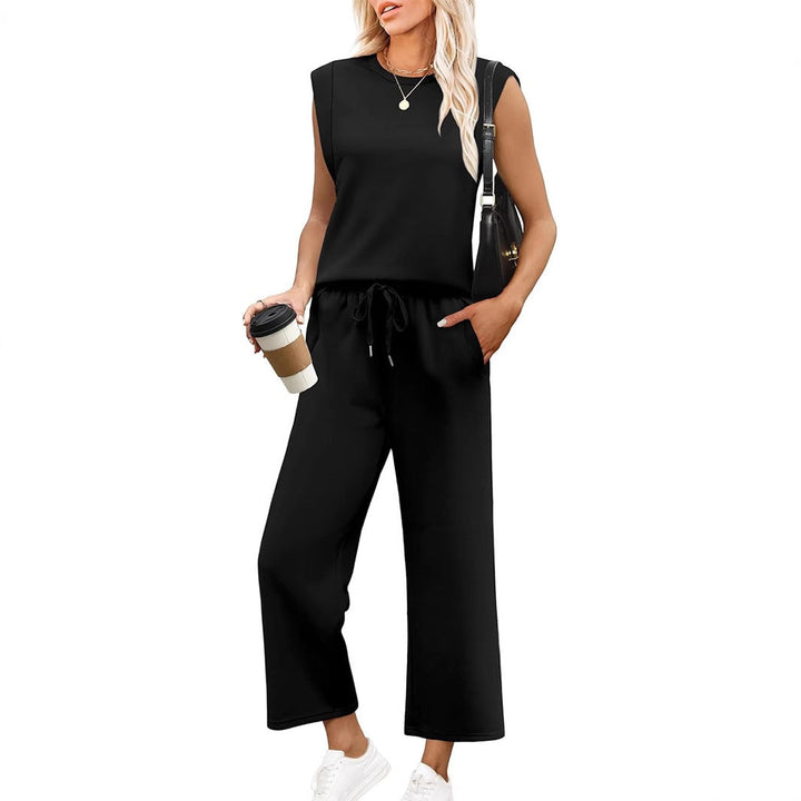 Modieuze dames relax outfit met chique mouwloze top en losvallende wide-leg broek.