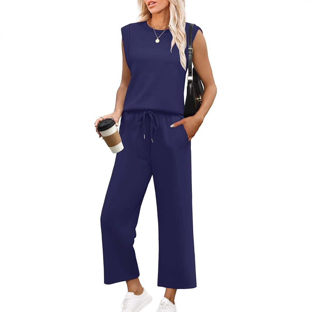 Elegante vrijetijdskleding dames: mouwloze top & wide-leg broek, ideaal voor thuis.