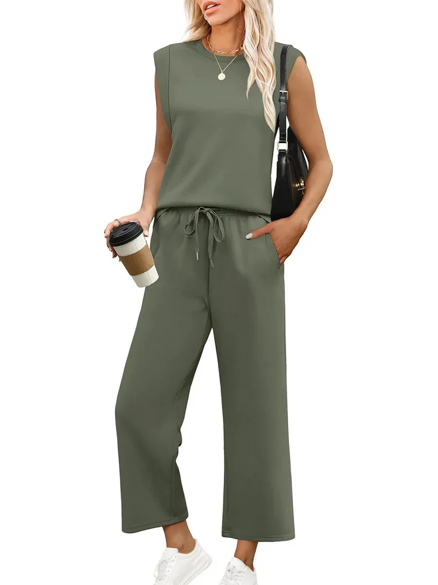 Dames loungewear: mouwloze top en wide-leg broek in een tijdloze, comfortabele set.