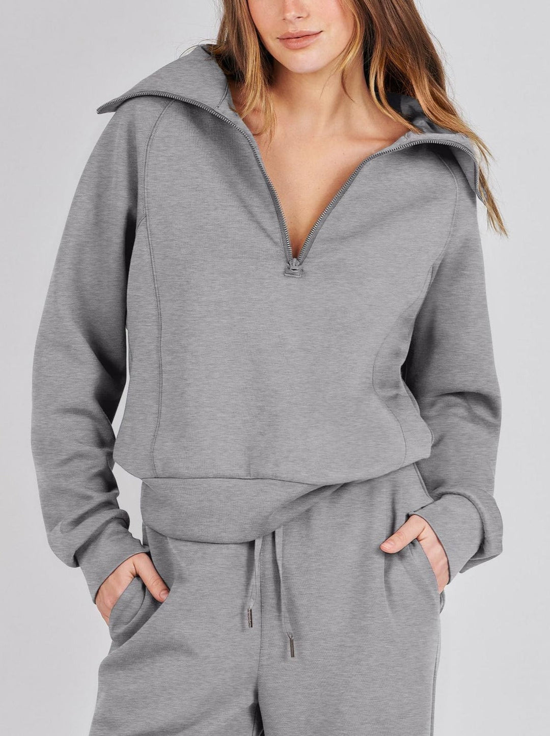 Comfortabele dames lounge set met lange mouwen en ritssluiting, ideaal voor ontspannen momenten thuis.