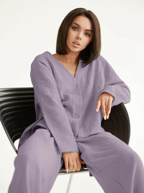 Casual dameskleding set met lang overhemd en broek, uitermate geschikt als thuisoutfit.