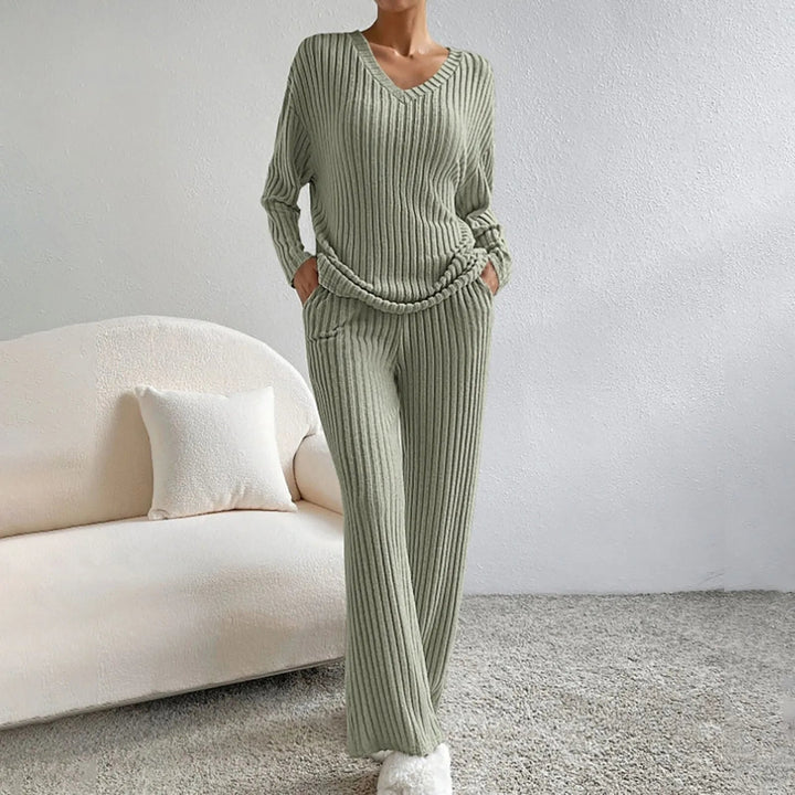 Close-up van de top van de dames loungewear set, moderne pasvorm en zachte textuur, vrijetijdskleding.