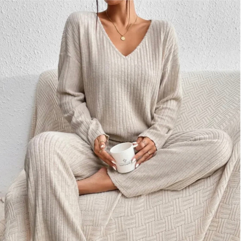 Moderne dames loungewear set in zachte stof, perfecte thuisoutfit voor voorjaar en zomer.