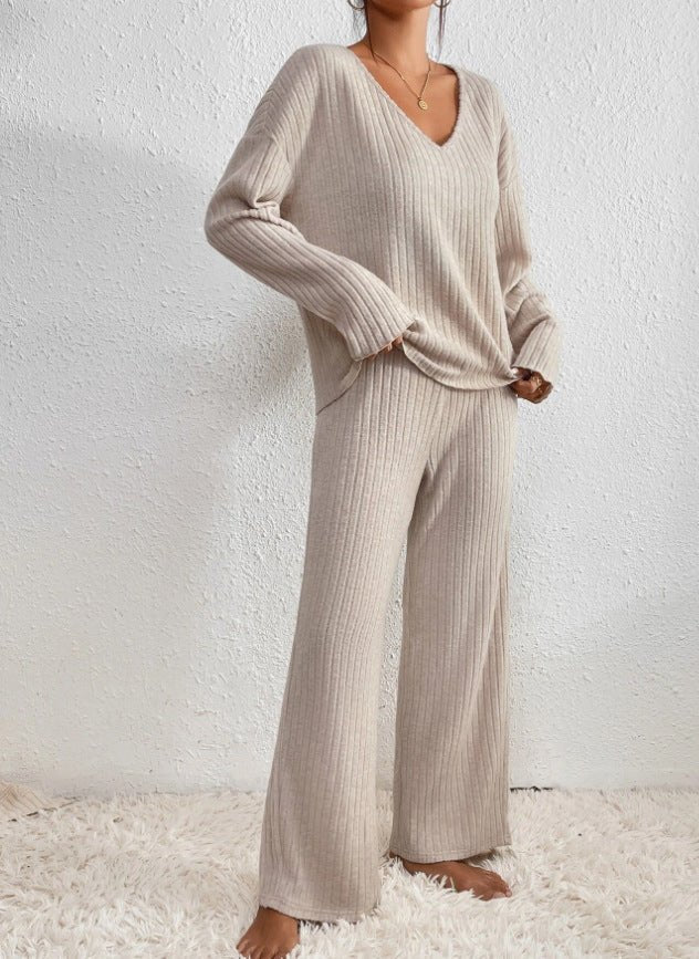 Model draagt comfortabele dames loungewear set, ideaal voor ontspannen momenten thuis, relaxmode.
