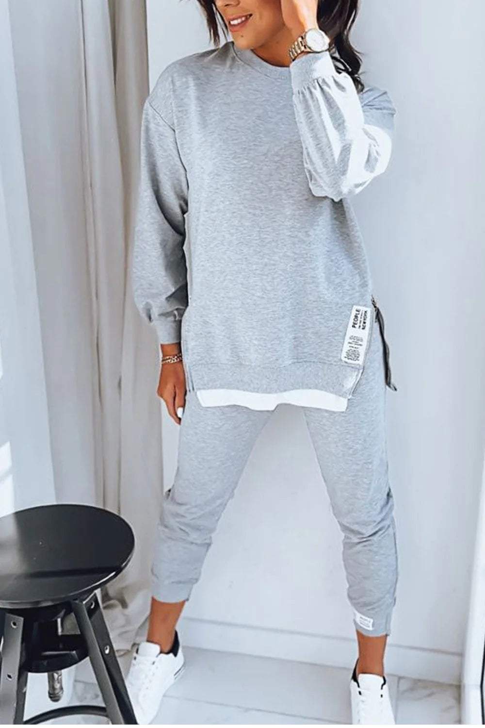"Dames loungewear set, zachte katoen-polyester mix, relaxed sweatshirt en taps toelopende broek, stijlvol en comfortabel."