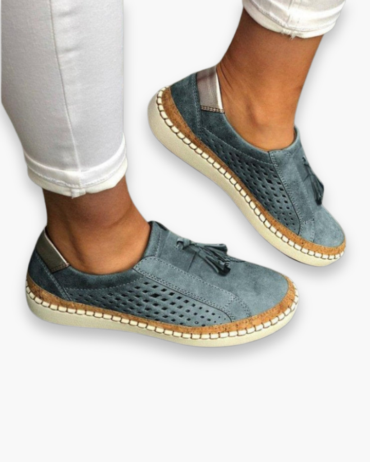 Rode dames zomerschoenen, stijlvolle instappers met ademend perforatiepatroon. Comfortabel en flexibel voor de zomer.