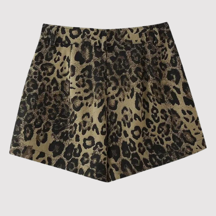 Trendy dames shorts met luipaardprint, ideaal voor casual zomerlooks, strand of vakantie.
