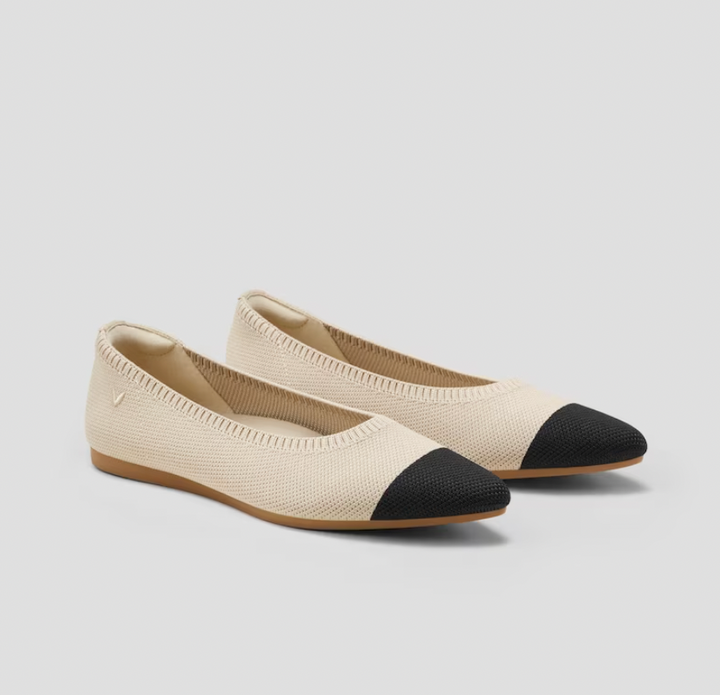 Witte Lunessa dames ballerina's met puntneus, elegant voor zomerse gelegenheden.