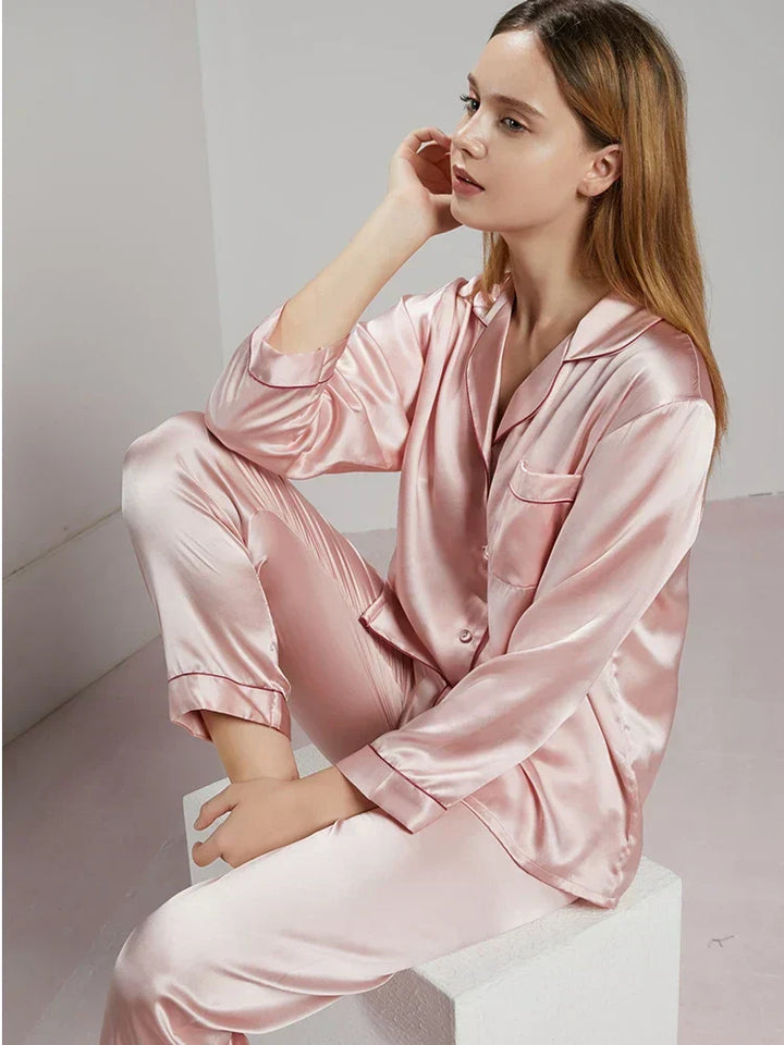 Dames luxe pyjama set, ademend en comfortabel voor heerlijke nachten thuis.
