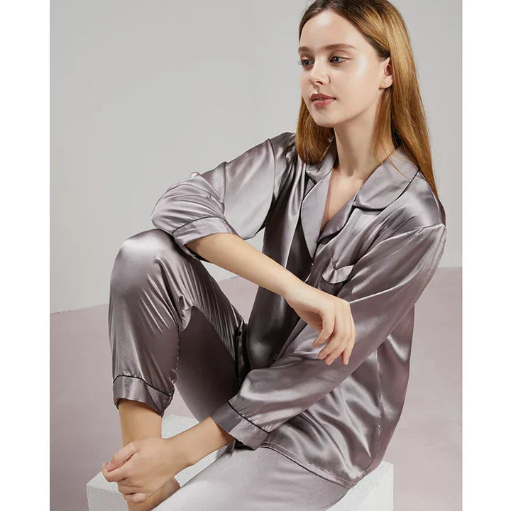Detail van de zachte stof van de damespyjama set, ademend en huidvriendelijk.