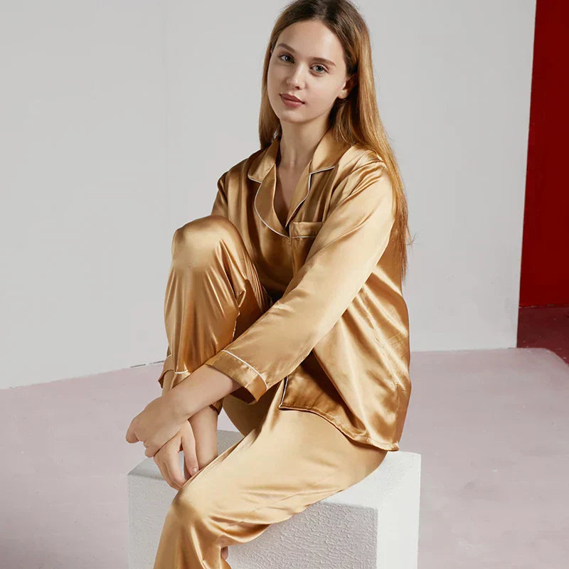 Stijlvolle damespyjama set, met fijne details, luxe en comfortabel om te dragen.