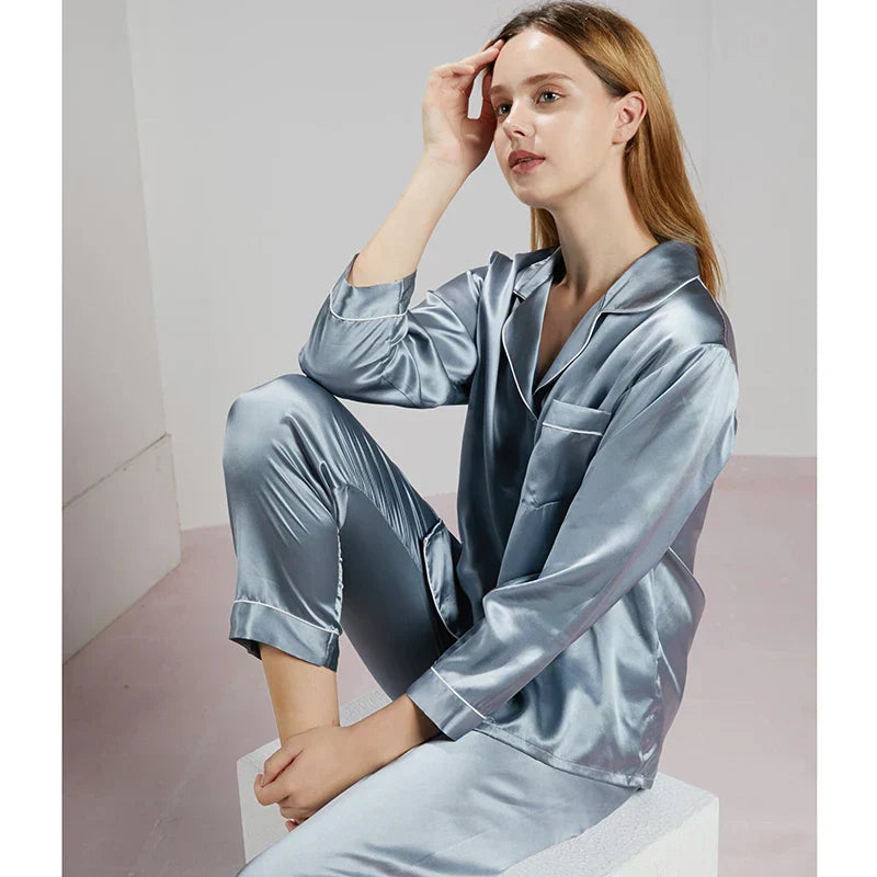 Geniet van luxe comfort met deze ademende damespyjama set, perfect voor heerlijke nachten.