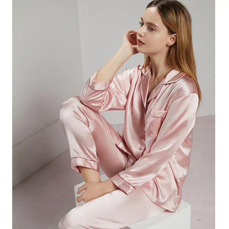 Complete dames pyjamaset, bestaande uit top en broek, voor elegant comfort.