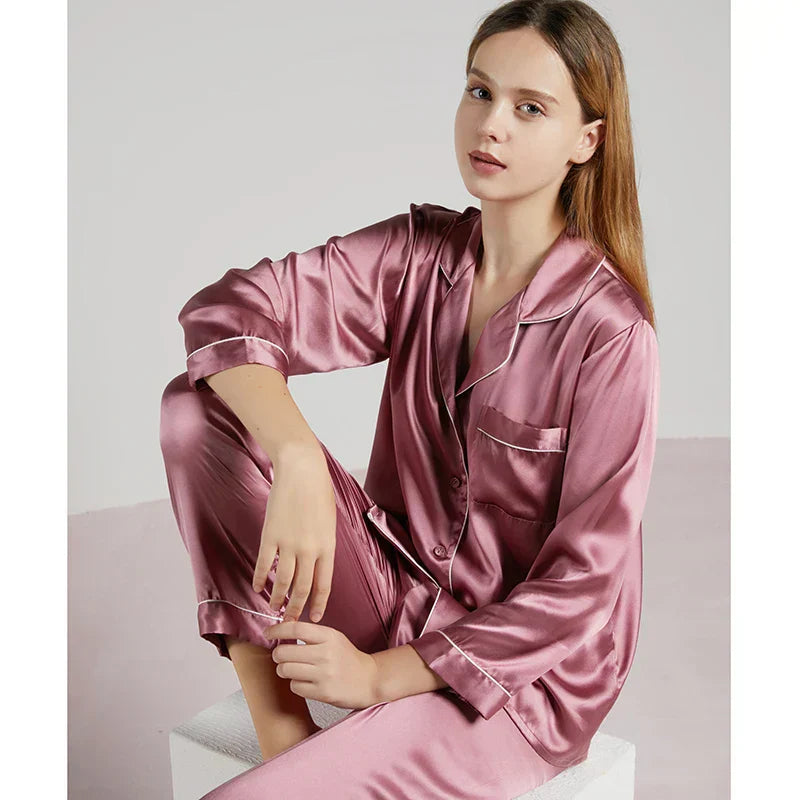 Heerlijke loungewear set voor dames, comfortabel en luxe om thuis te ontspannen.