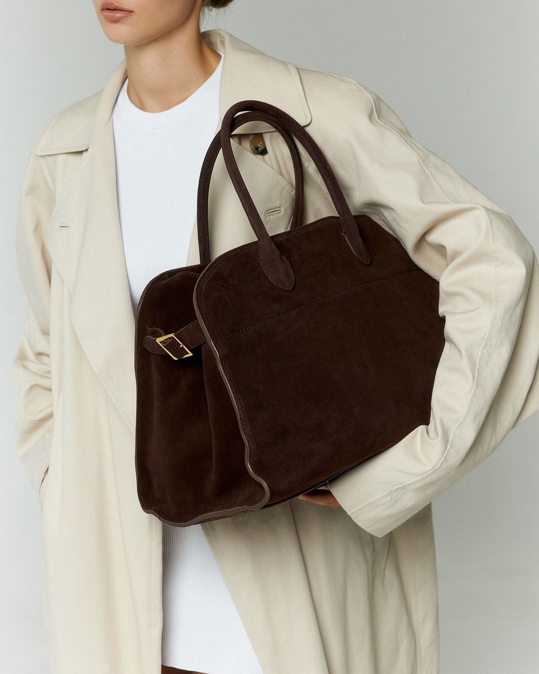 Dames luxe suède tote tas met gouden details, perfect voor elegante dagelijkse mode accessoires.