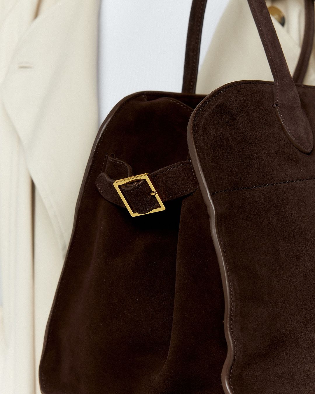 Elegante suède handtas voor dames, ruime tote met gouden sluiting. Perfect als dagelijkse schoudertas.