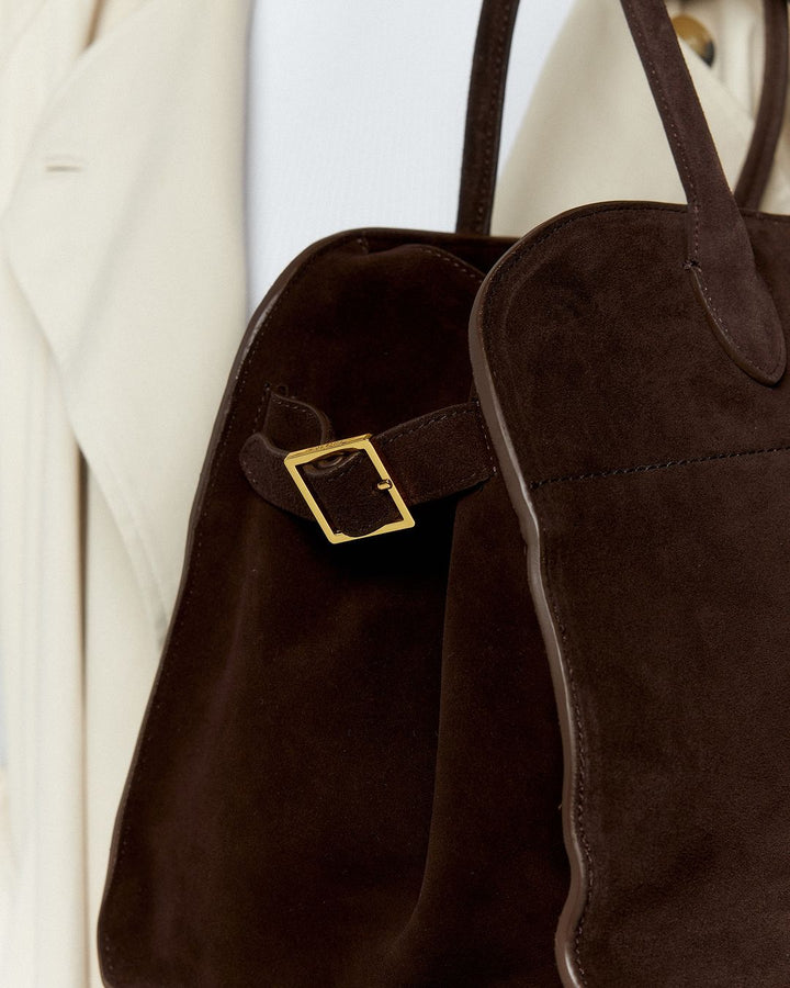 Elegante suède handtas voor dames, ruime tote met gouden sluiting. Perfect als dagelijkse schoudertas.