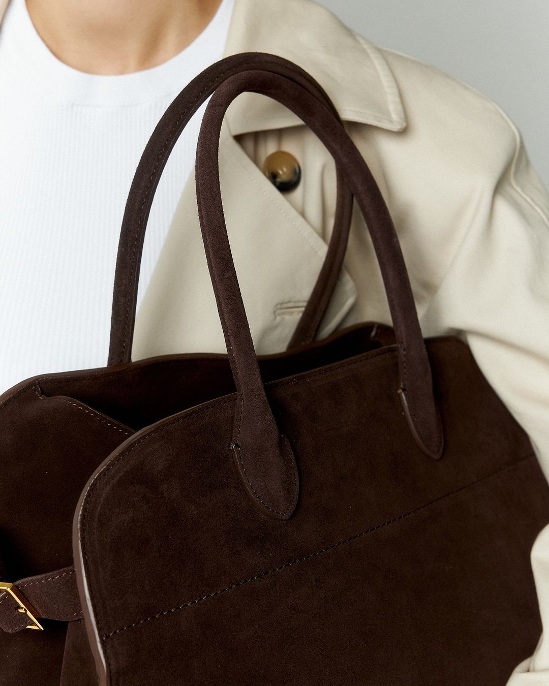 Modieuze suède dames tas, een luxe tote met gouden details die elke outfit verrijkt. Voor een chique uitstraling.