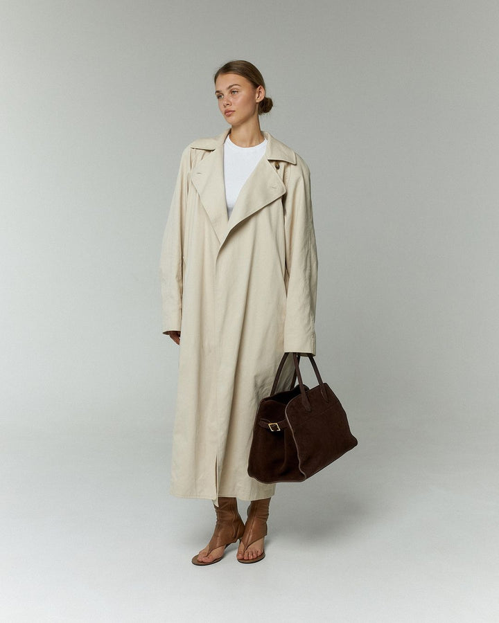 Hoogwaardige suède tote bag voor dames, met gouden rits en gespen. Een elegante en praktische handtas.