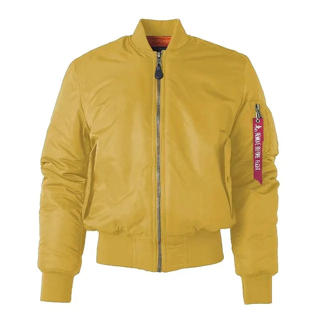 Vrouw loopt in comfortabel MA-1 dames bomberjack. Een bestseller voor stijlvolle outwear.