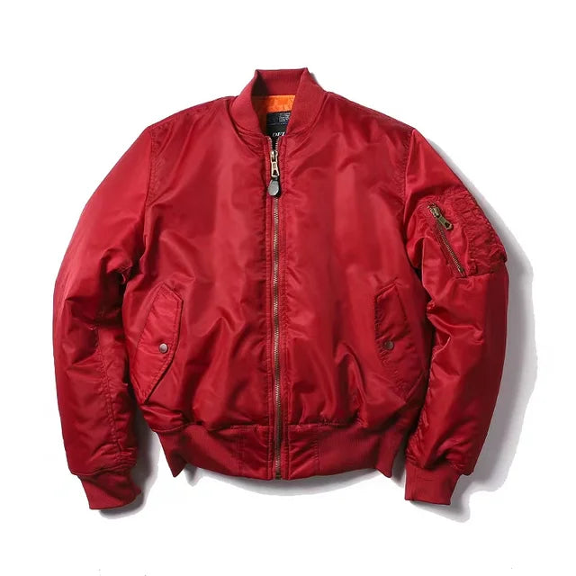 Stijlvolle vrouw draagt casual MA-1 dames bomberjack. Ideaal als winddichte outwear.