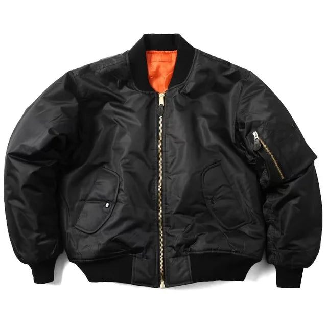 Achterkant van het klassieke MA-1 dames bomberjack. Een veelzijdig jack voor elke collectie.