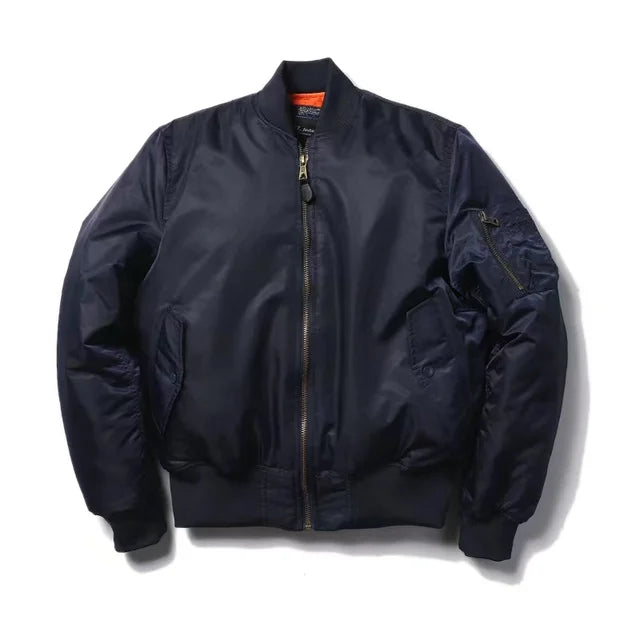 Detail van de rits en zakken op het trendy MA-1 dames bomberjack. Praktisch & stijlvol.