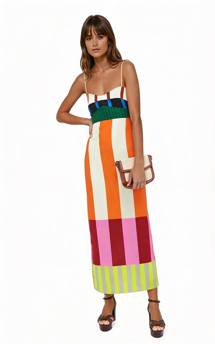 Dames maxi jurk met levendige oranje-roze streepprint en spaghettibandjes, perfect voor zomerse dagen.