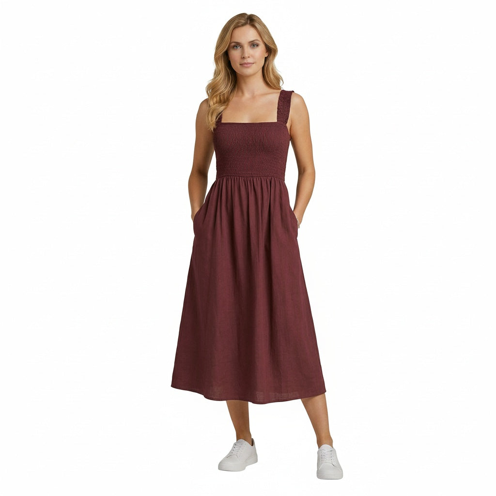 Dames maxi jurk met smock, vierkante hals en open rug. Ideaal als zomer- of feestjurk.