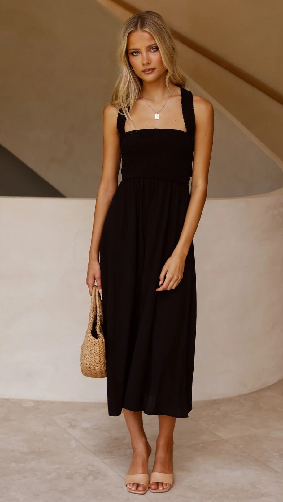 Open rug maxi jurk met smock en vierkante hals; een perfecte, elegante dames zomerjurk voor elke gelegenheid.