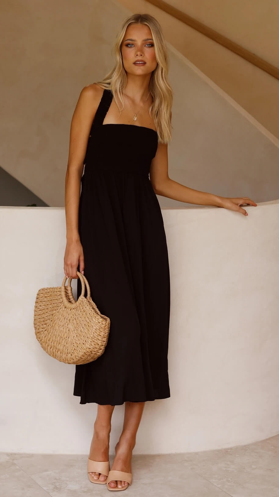 Elegante avondjurk: lange damesjurk met smock taille, vierkante hals en een verfijnde open rug.