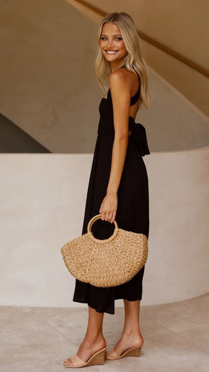 Dames mouwloze maxi jurk met smock, vierkante hals en open rug detail. Perfect voor zomer en feesten.