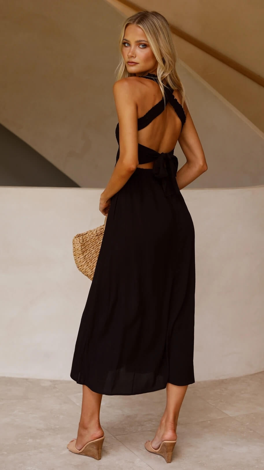 Trendy dames zomerjurk: maxi, smock detail, vierkante hals, en een open rug voor een chique en frisse look.