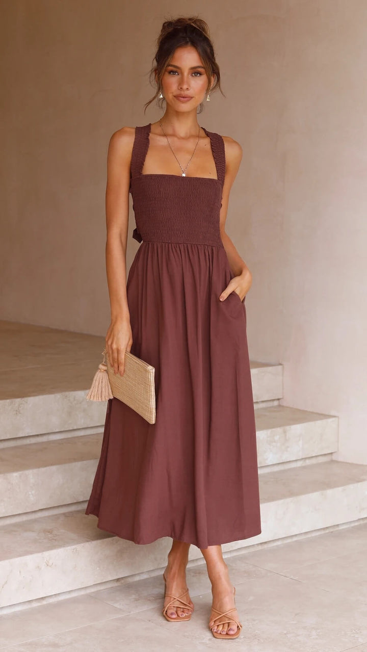 Stijlvolle dames zomerjurk: mouwloze maxi jurk met smock, trendy vierkante hals en open rug detail.