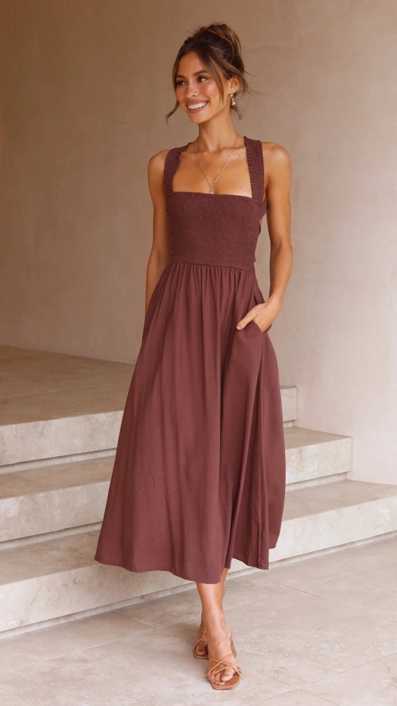 Chique avondjurk: lange dames maxi jurk met smock, vierkante hals en een elegante open rug.