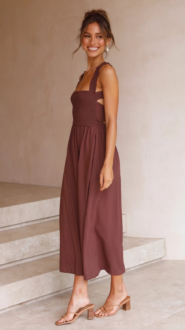 Vrouwelijke feestjurk: elegante maxi jurk met open rug, smock detail en een trendy vierkante halslijn.