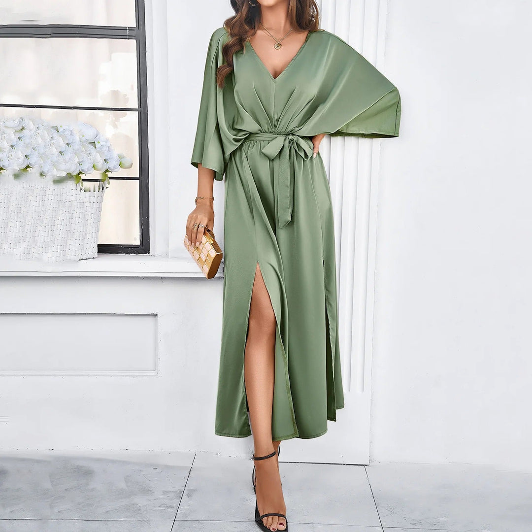 Comfortabele dames maxi jurk met soepele vleermuismouw, V-hals en chique strikceintuur. Losvallend en elegant.