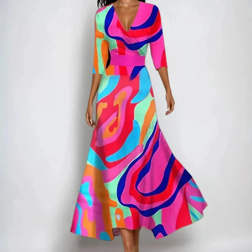 Zomerse dames maxijurk met V-hals, driekwart mouwen en vrolijke bloemenprint. Een must-have voor casual of feest.