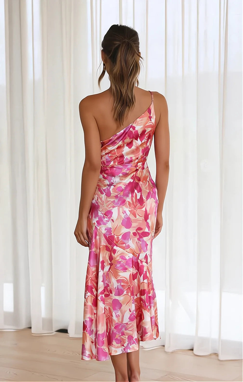 Close-up van de prachtige bloemenprint op de elegante dames midi zomerjurk, met roze tinten.