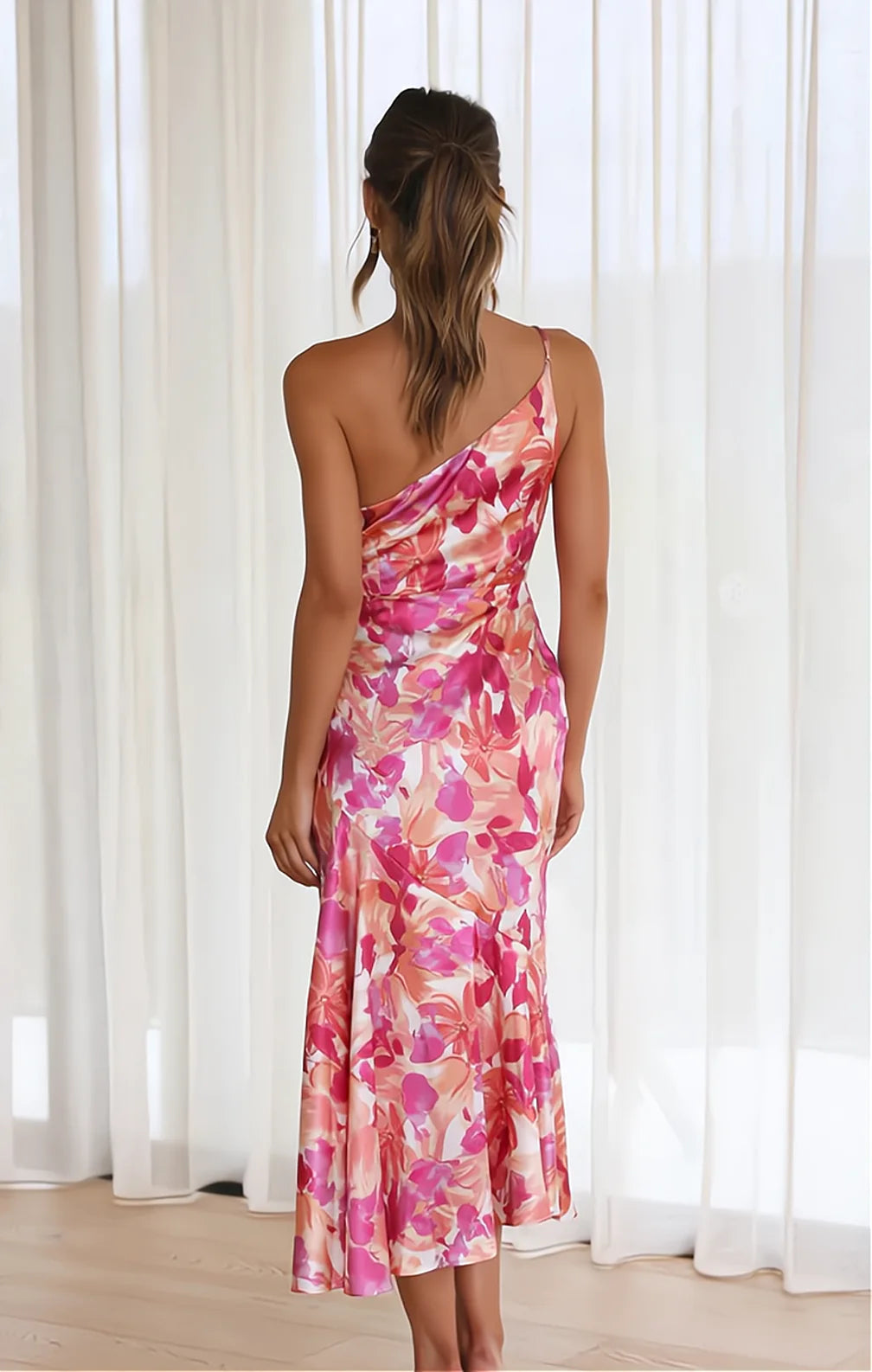 Close-up van de prachtige bloemenprint op de elegante dames midi zomerjurk, met roze tinten.