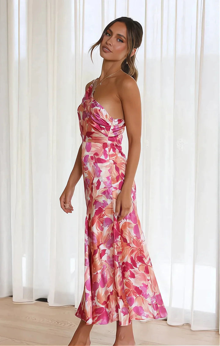 Elegante roze dames midi jurk met sierlijke bloemen en een stijlvolle eenschouder, ideaal als zomerjurk.