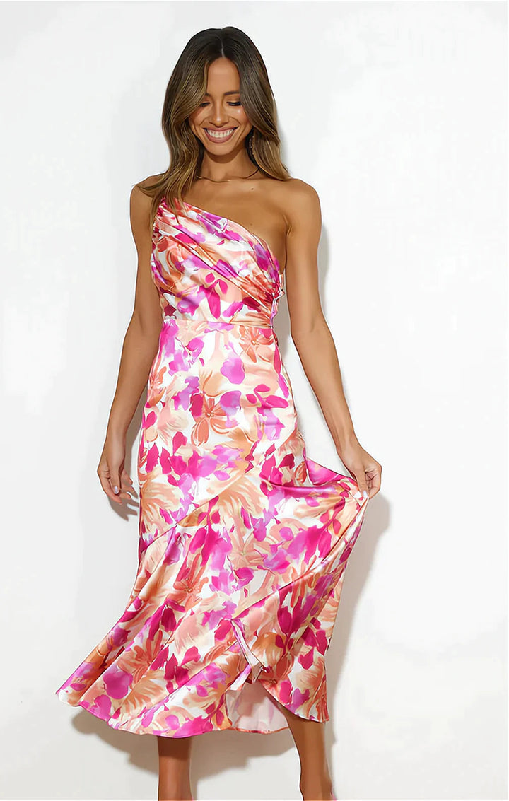 Heup-detail van de vrolijke bloemenprint op de comfortabele dames midi jurk, perfect voor een feest.
