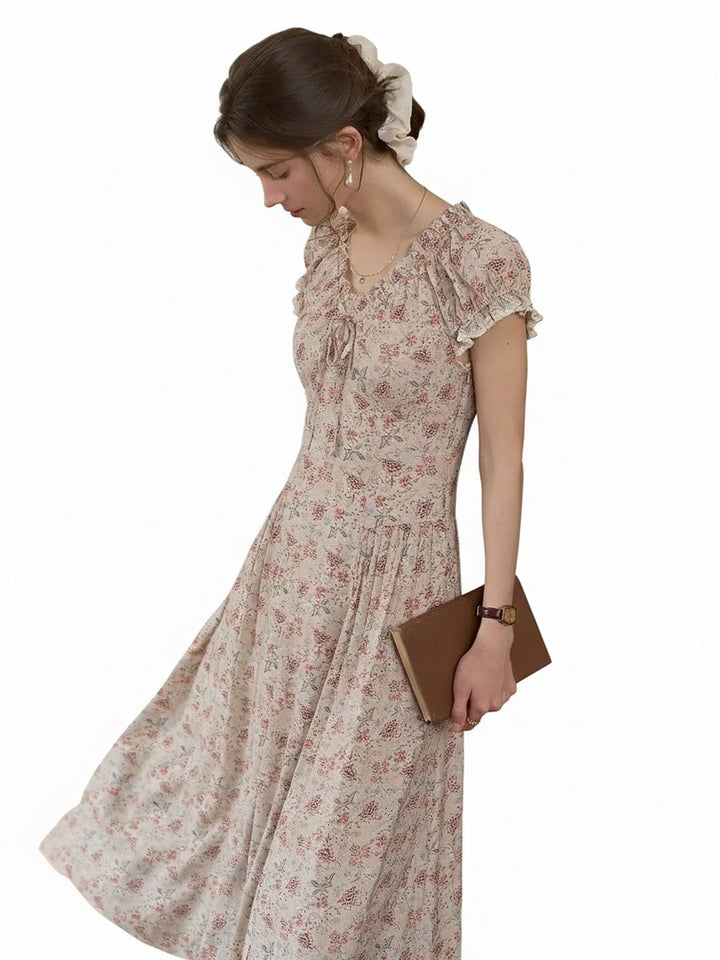 Dames midi jurk met elegante V-hals, korte mouwen en levendige bloemenprint, perfect voor de zomer.