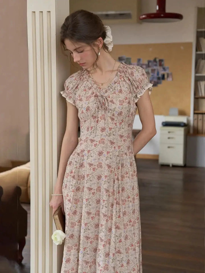 Zomerse damesjurk met bloemen, V-hals en korte mouwen. Een stijlvolle midi outfit.