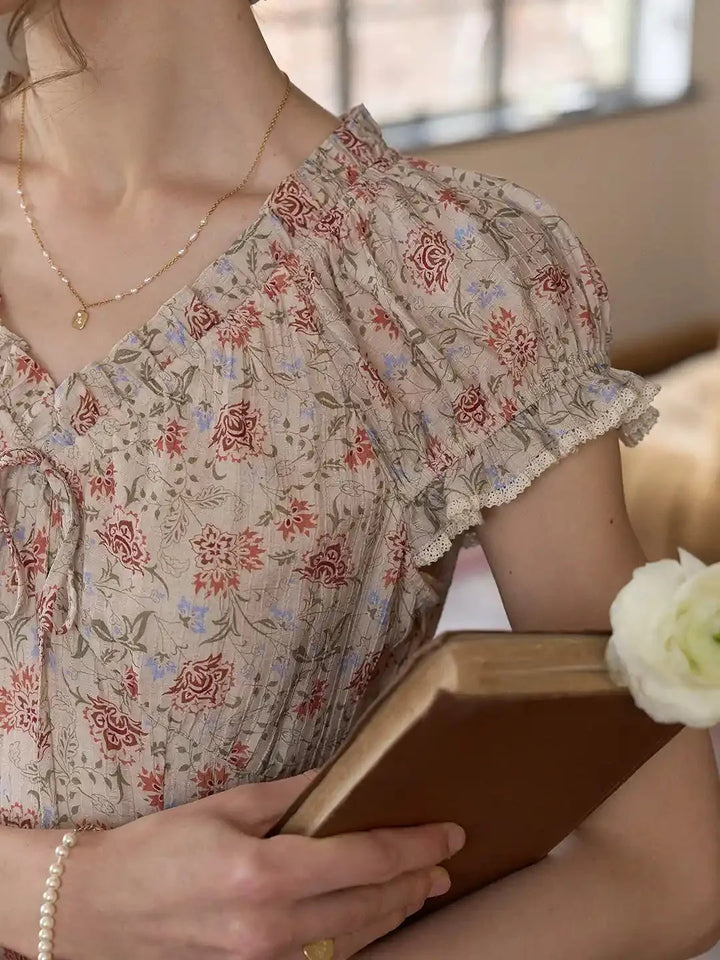 Bloemige midi jurk voor dames, perfect als elegante zomerjurk met V-hals en korte mouw.