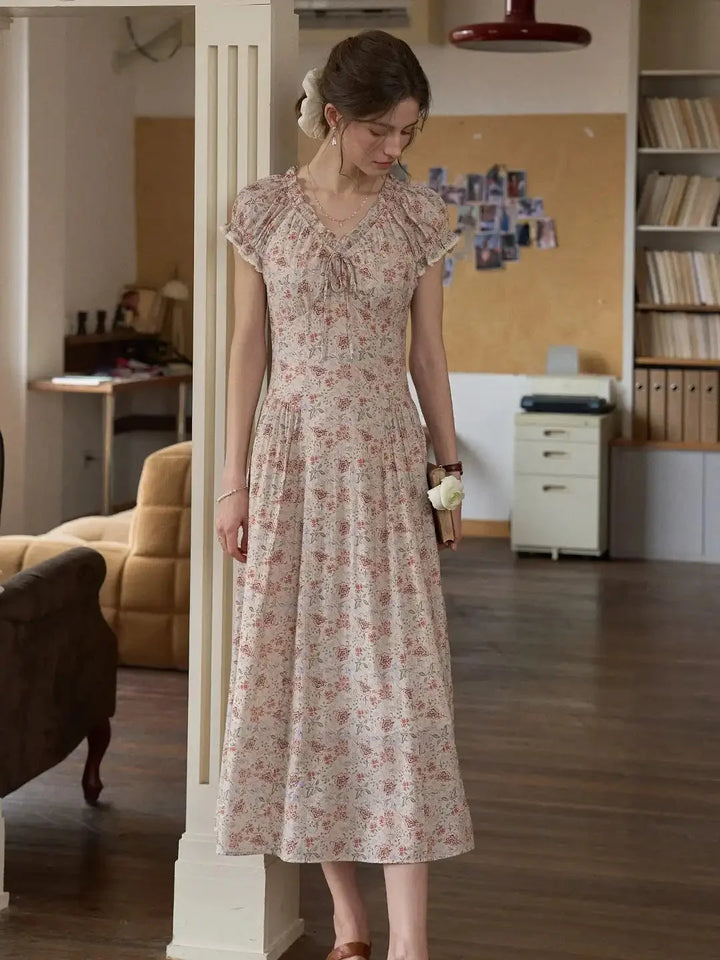 Casual én elegante dames midi jurk met bloemenprint, V-hals en korte mouwen.